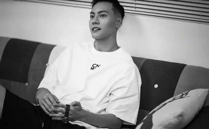 一袭简单的白t搭配黑色的短裤,留着寸头的陈伟霆则是给人一种痞痞的