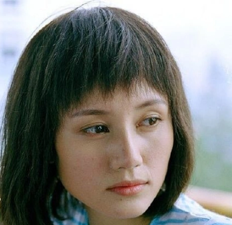 有网友曝光了一组袁泉年轻时候的照片,即使没有修图,颜值依旧十分能扛