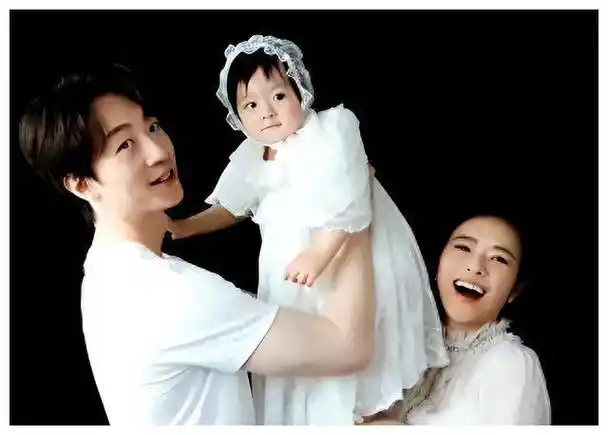 主持人陈辰嫁给小2岁歌手余笛,41岁为夫生子,结婚11年过得如何