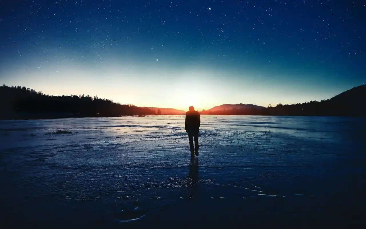 男生一个人的孤单黑白图片下一图集:天黑一个人孤单的图片