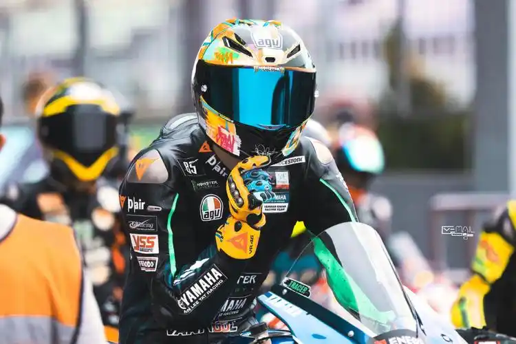 王一博戴鸭舌帽和墨镜,身着机车服,造型又酷又帅