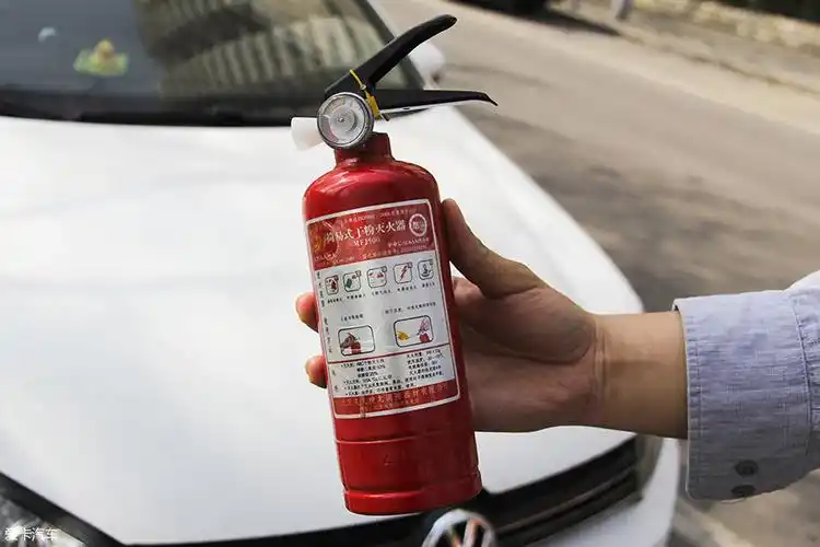 还要记住的是绝不能用水或干冰灭火器灭发动机的火,因为二氧化碳会与