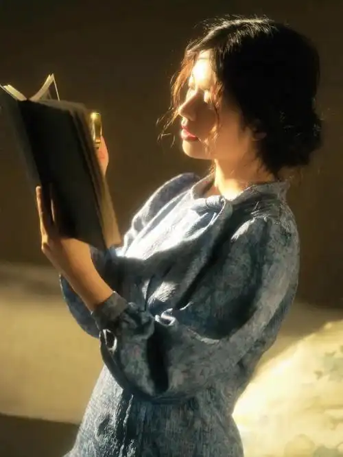 秋日暮色探索书中奥秘的法式少女写真