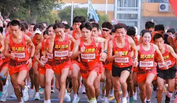 南昌马拉松是一项备受瞩目的体育赛事,它吸引了来自世界各地的跑步