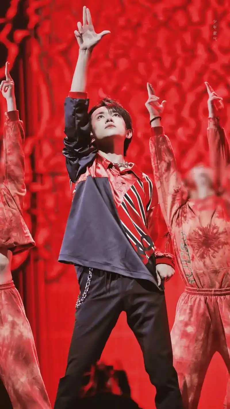 易烊千玺#易烊千玺舞台 想念宝宝的舞台了 - 抖音