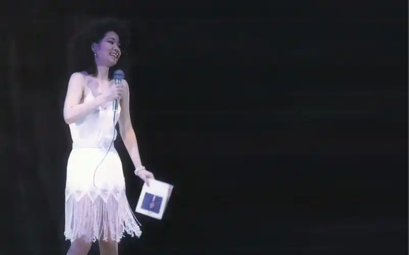 1984年1月7至8号邓丽君在台北中华体育馆举办十亿个掌声演唱会台北站