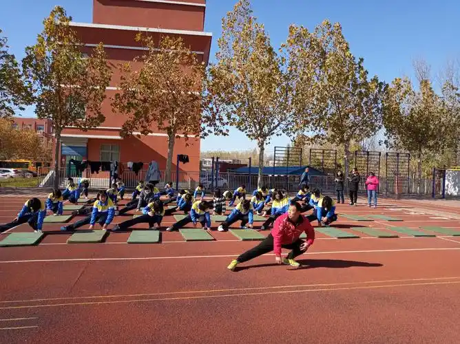 张玉刚老师在上体育课