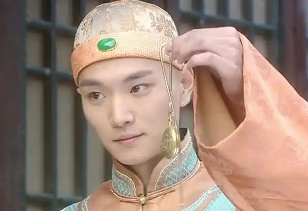 加持颜值,但赵鸿飞这个哥们就厉害了,剃了半光头反而显得更有贵族气息