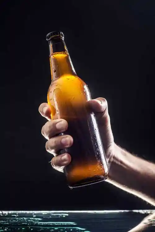 冰镇的麦芽啤酒图片-拿着冰镇啤酒的手素材-高清图片-摄影照片-寻图