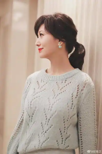 1,赵雅芝好像没老过,65岁依旧肌肤白皙嫩滑没有赘肉