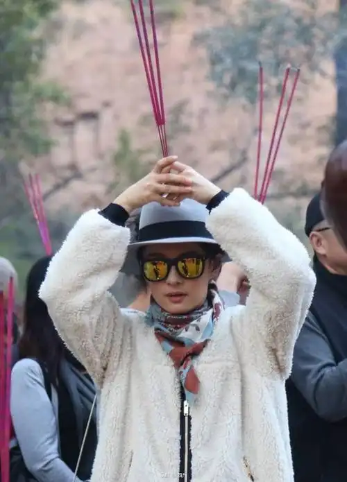 孙俪遭遇网暴账号评论区已沦陷网友为什么张译不能当面抽烟