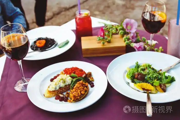 漂亮的装饰的餐桌上美味的菜肴的餐厅中.情侣浪漫晚餐的概念