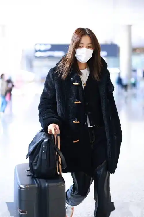 街拍刘雯穿牛角扣大衣搭皮质长裤休闲惬意学院风满满