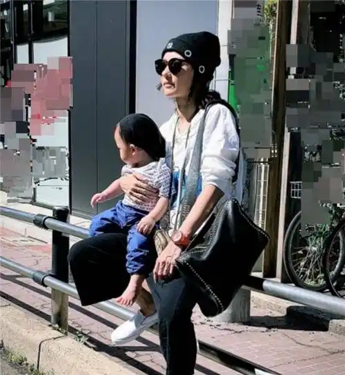 单亲妈妈小林青霞:一段失败的婚姻,41岁带着三个孩子生活_谢霆锋_照片