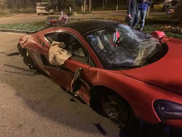 百万超跑高速出二次事故被撞报废|迈凯轮|事故|跑车_新浪新闻