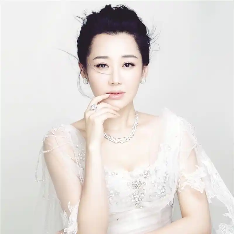 "黄金剩女"许晴高清写真,图5的高冷,图8身在花中胜似花