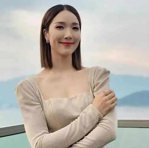 李亚男惊艳写真,楚楚动人!__财经头条