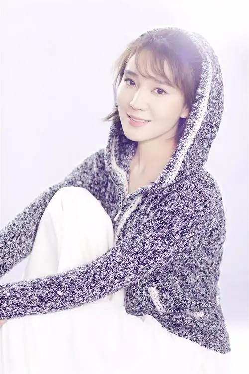 邻家蓉卓淡雅蓉卓自然蓉卓毛衣近日,演员蓉卓曝光一组冬日温暖写真