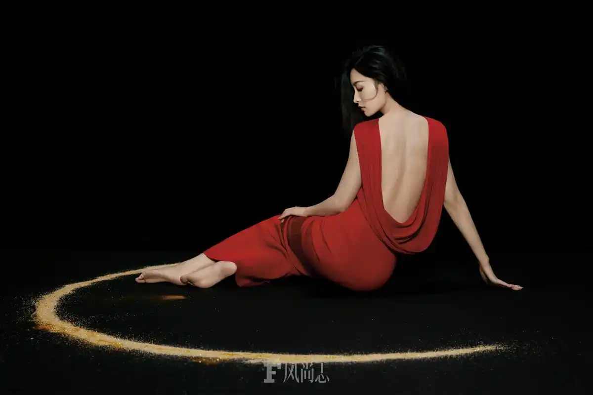 李沁风尚志七月刊封面# #李沁月光氛围感光影大片#   我们迷恋粤亮