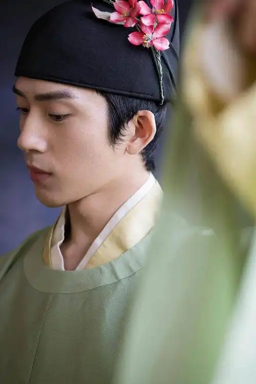 井柏然央视中秋晚会写真变贵公子古装扮相温文尔雅拉满期待值