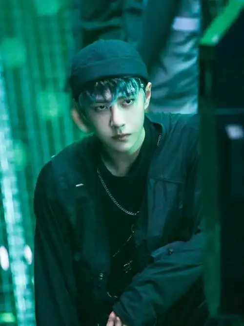 王一博街舞3造型蓝绿脏辫搭配银灰发坠