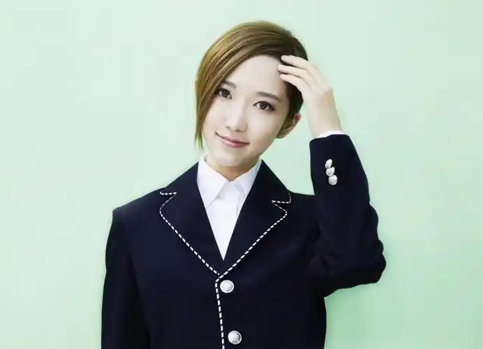 组图:洪辰白色情人节献礼 清新校服装写真曝光