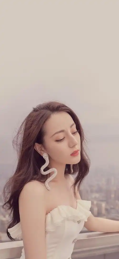 迪丽热巴白裙性感高清手机壁纸