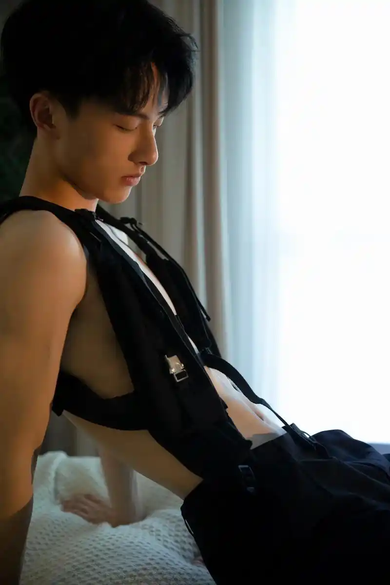 有被暖气热到.#男生写真 #腹肌 #禁欲系 #侧脸#氛围感 - 抖音