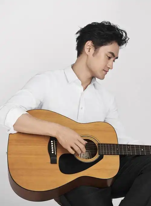 袁弘秋日写真曝光 眼神深邃演绎阳光成熟魅力_手机搜狐网