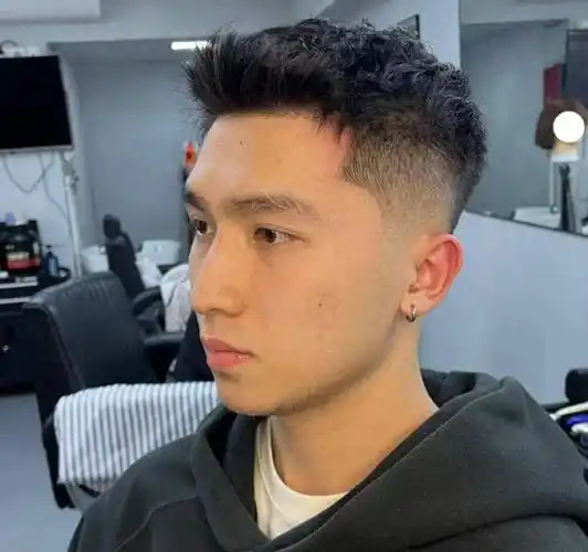 这款发型适合20岁以上的男生,剪完头发后既时尚又帅气,值得一试!