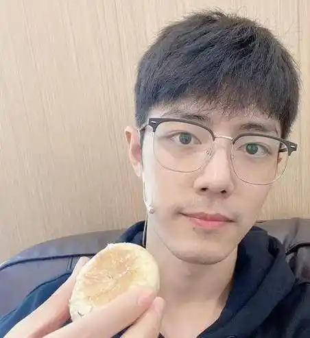 肖战拍照喜欢遮住一只眼睛,以前获奖的时候,拿着奖杯自拍也是遮住一只