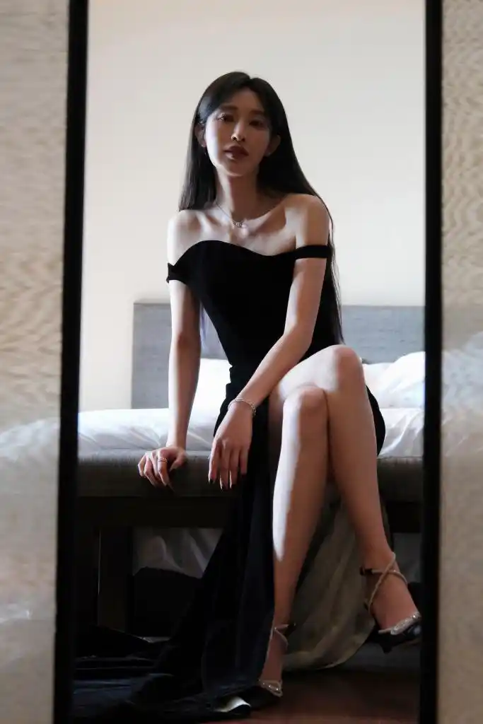 张俪发布黑色高开叉长裙造型写真 秀性感锁骨 长腿美艳迷人