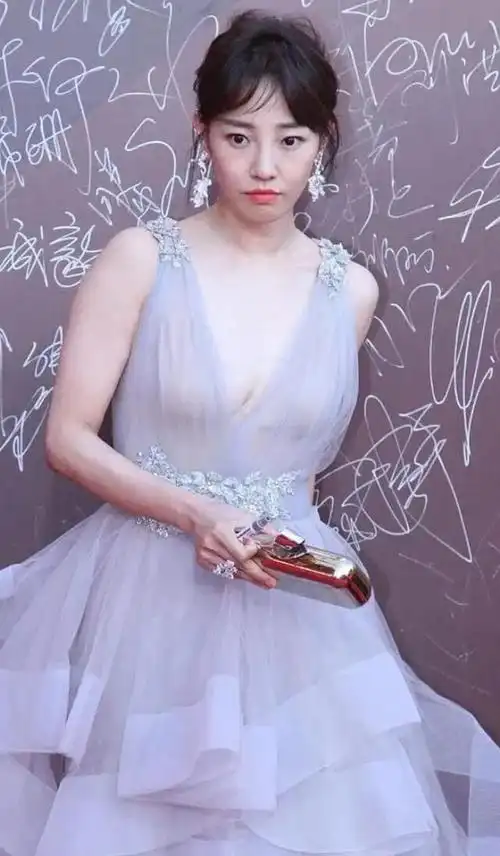 白百合一指弹指事件是什么因弹指事件沉寂数年的白百何