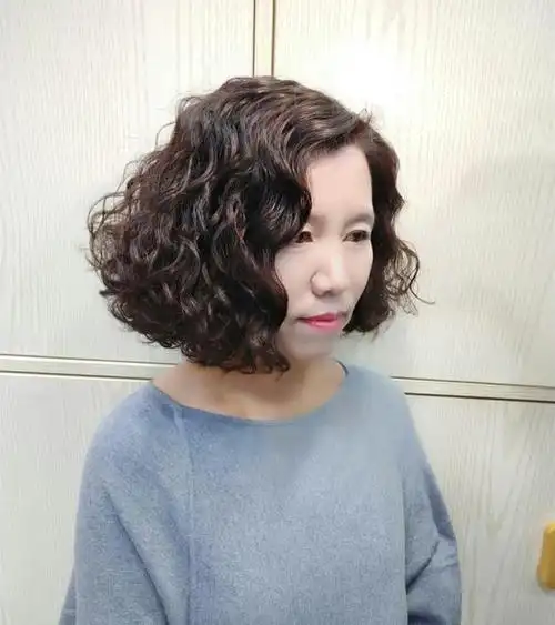 女人过了45发型这样剪,洋气利落显年轻,温婉时尚有气质|短发|烫发