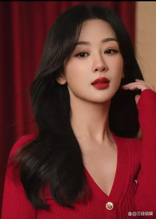 拥有蓝v认证的官方媒体在其个人账户上发布了一篇文章,声称杨紫在