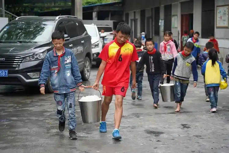 凤凰乡村小学孩子吃上免费午餐部分儿童光脚让人心疼