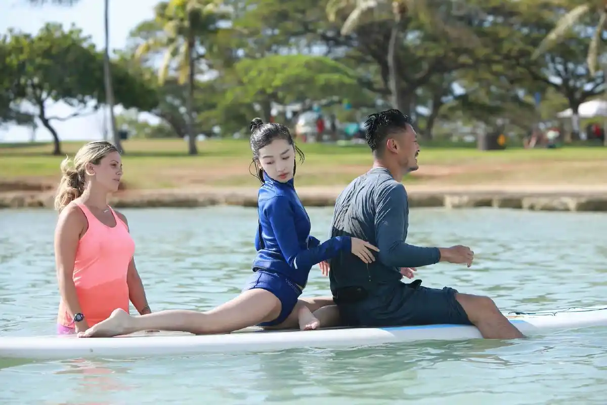 #周冬雨# 余文乐水上练瑜伽,看看谁能忍住不放大
