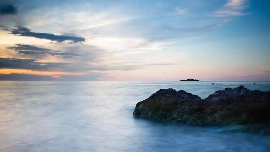 巨大的岩石在岸上高清桌面壁纸:宽屏:高清晰度:全屏