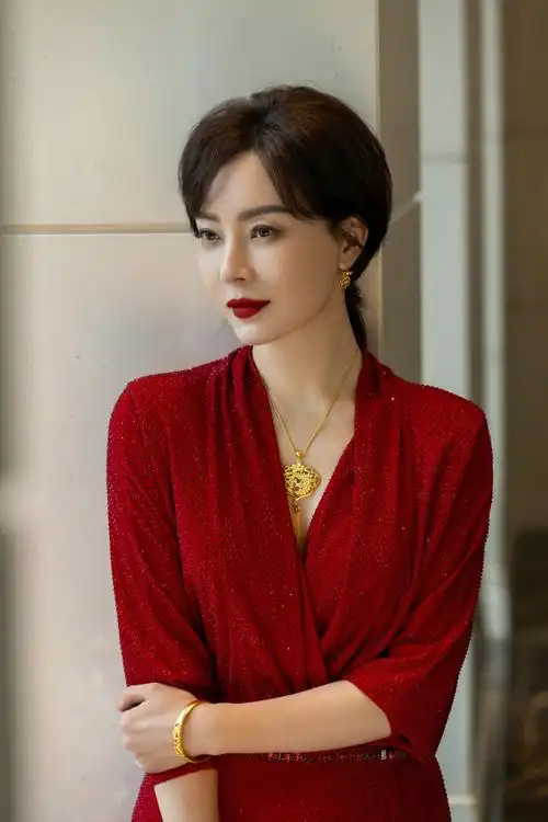 陈数受邀出席老凤祥·藏宝金首发式,红色深v礼服长裙搭配华丽高级珠宝