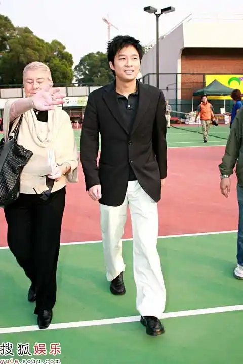 霍启山尴尬谈母再婚 邀朱玲玲看东亚运开幕(图)