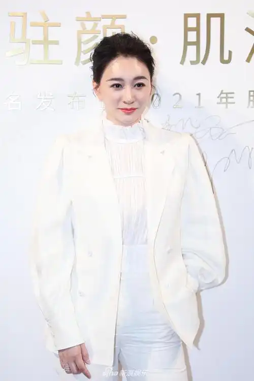 李小冉白西装配蕾丝内搭优雅干练 盘发精致红唇温柔显气质