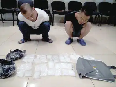 禁毒民警讲抓捕经历 曾被艾滋病毒贩咬伤(图)