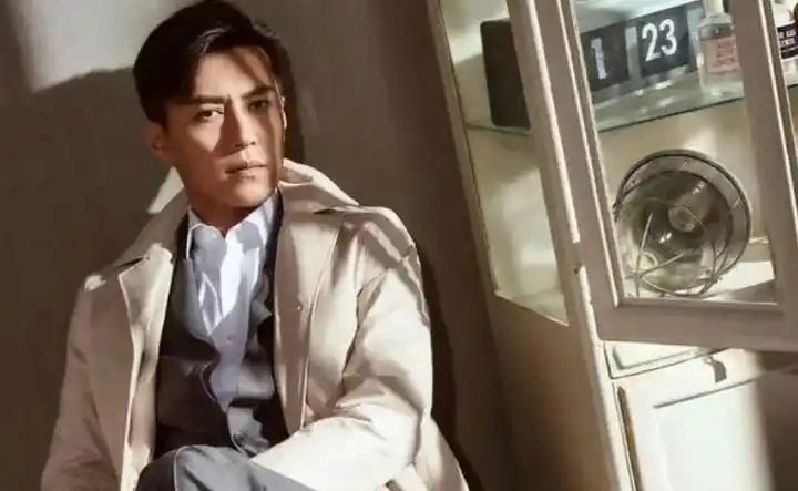 靳东新剧悄悄开播播放量破3亿演员全是老熟人