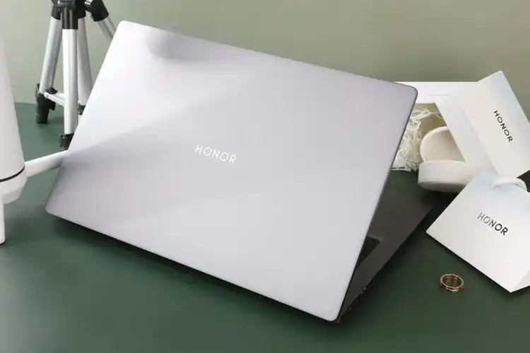 荣耀magicbook 16 pro锐龙版图赏:轻薄金属机身凸显年轻人的张力