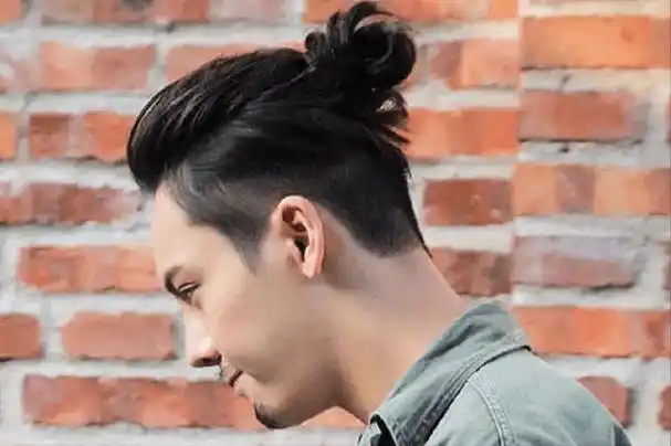 男生发量少,发际线秃,适合剪什么发型?