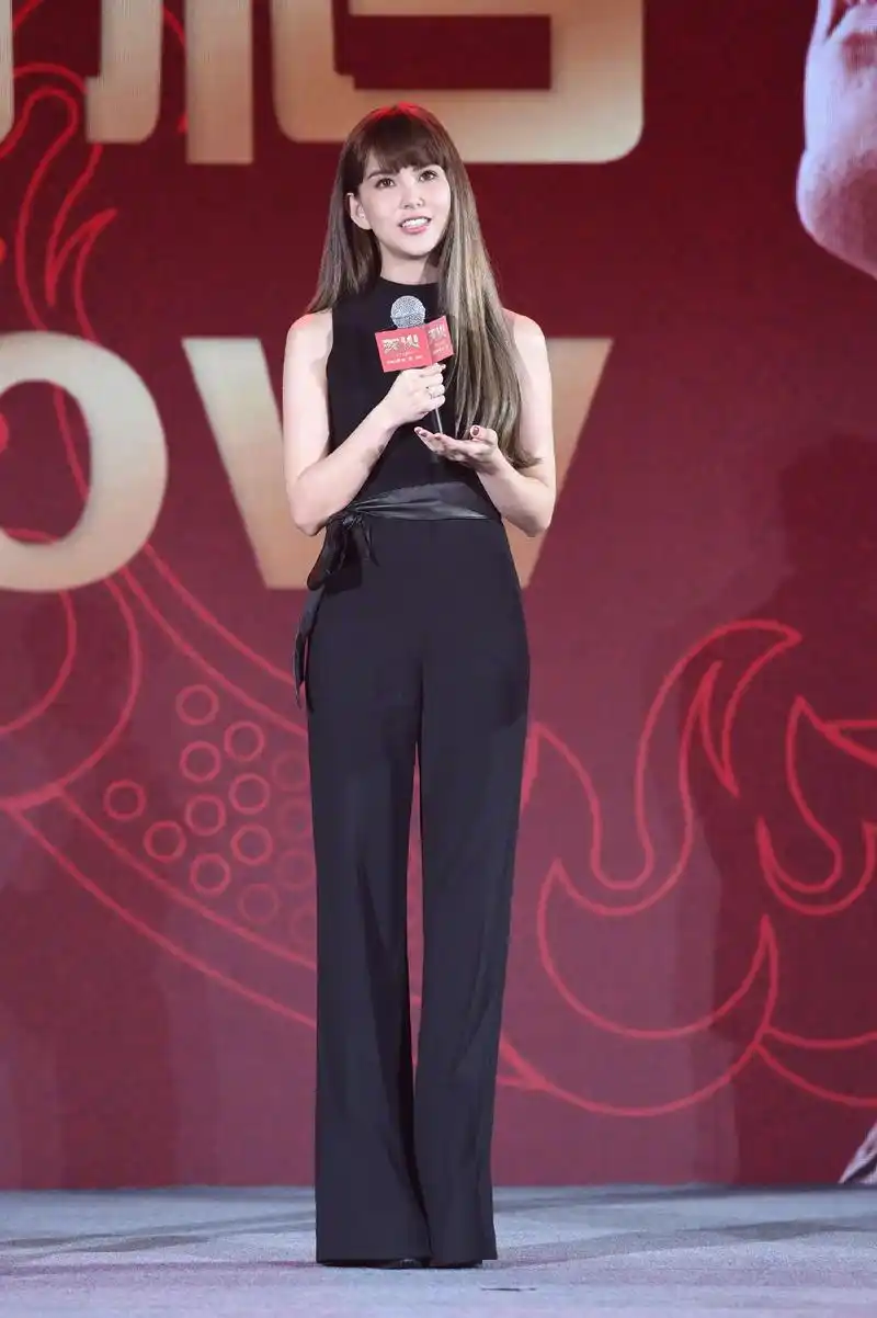 昆凌太会穿了,黑色连体裤配皮腰带,身高162穿出175既视感|天火|昆凌