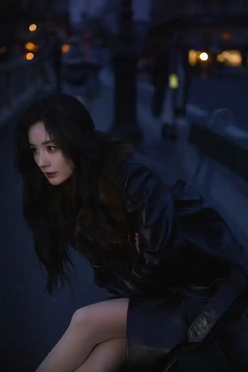 巴黎时装周##杨幂皮衣大佬##杨幂看秀造型