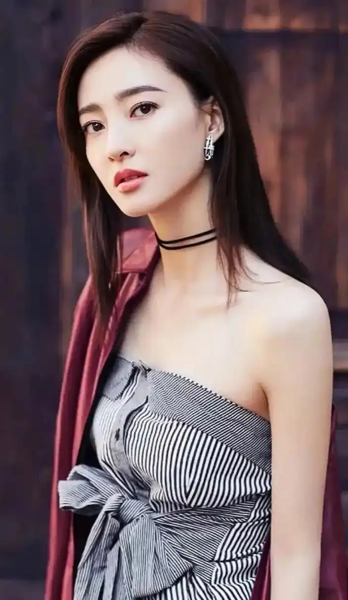 爆款练习生# 大美女王丽坤,身材高挑苗条匀称,性感妩媚迷人,肤白貌美