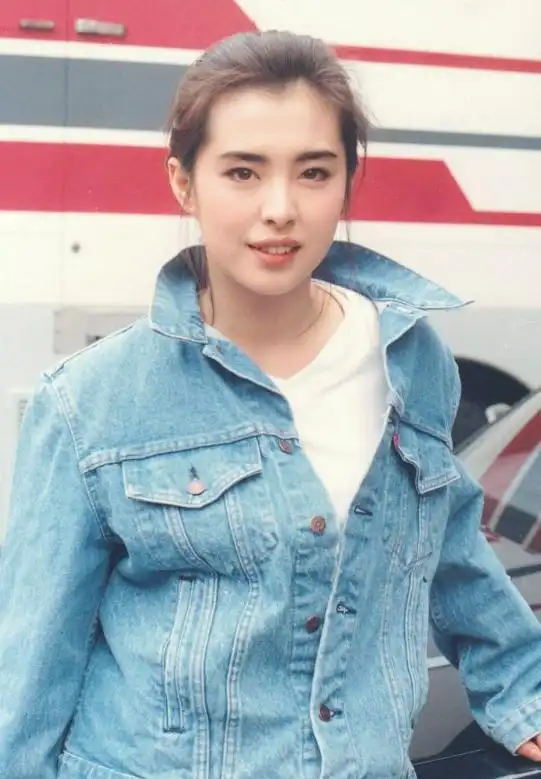 54岁王祖贤被偶遇,背影似少女,正脸明显发福,网友:岁月无情