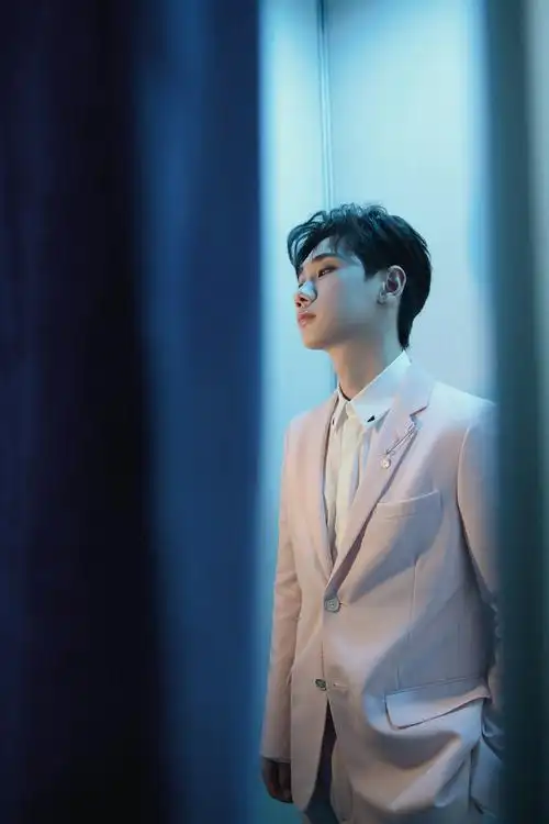 汪苏泷粉色西装帅气写真图片69